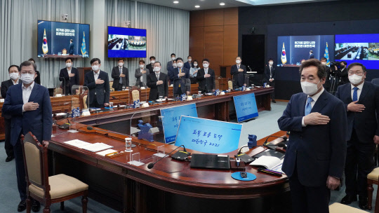 문재인 대통령이 8일 오후 청와대에서 열린 법무부·행정안전부 업무보고에서 국기에 경례하고 있다. <연합뉴스>